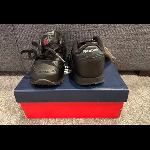 Reebok Infant Classic Leather Sneaker. 4 USA